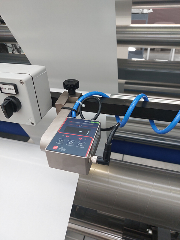 Pyramid sensor on shaftless slitter rewinder