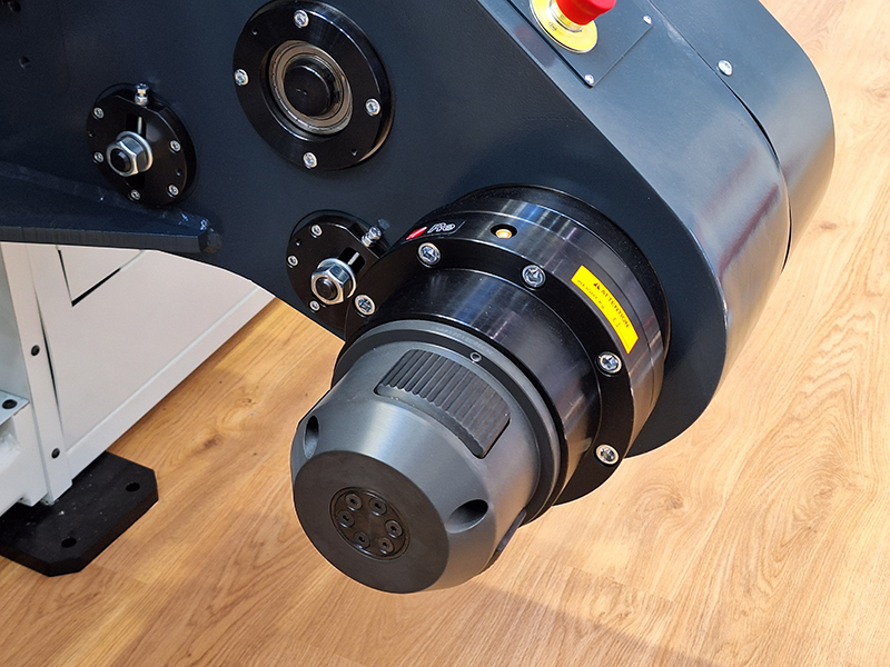 Pneumogrip chuck on roll stand
