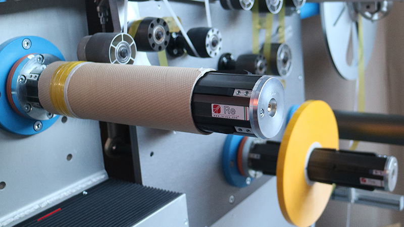Ejes de listones cantilever en máquina de corte de cinta
